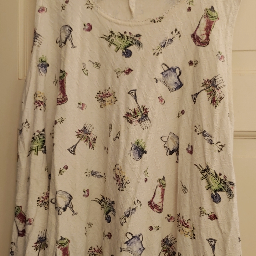 Sleeveless maternity top in medium